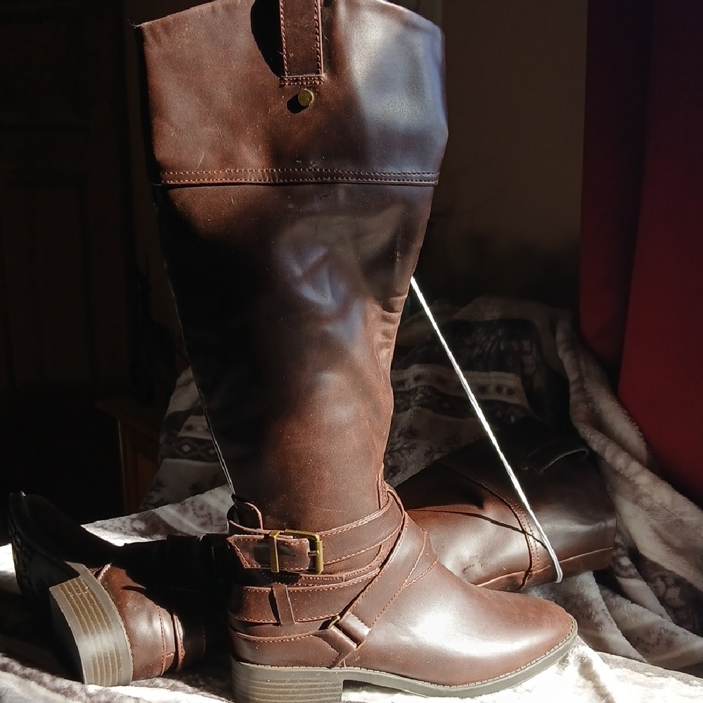 Elegant Brown Heeled Boots with Buckle